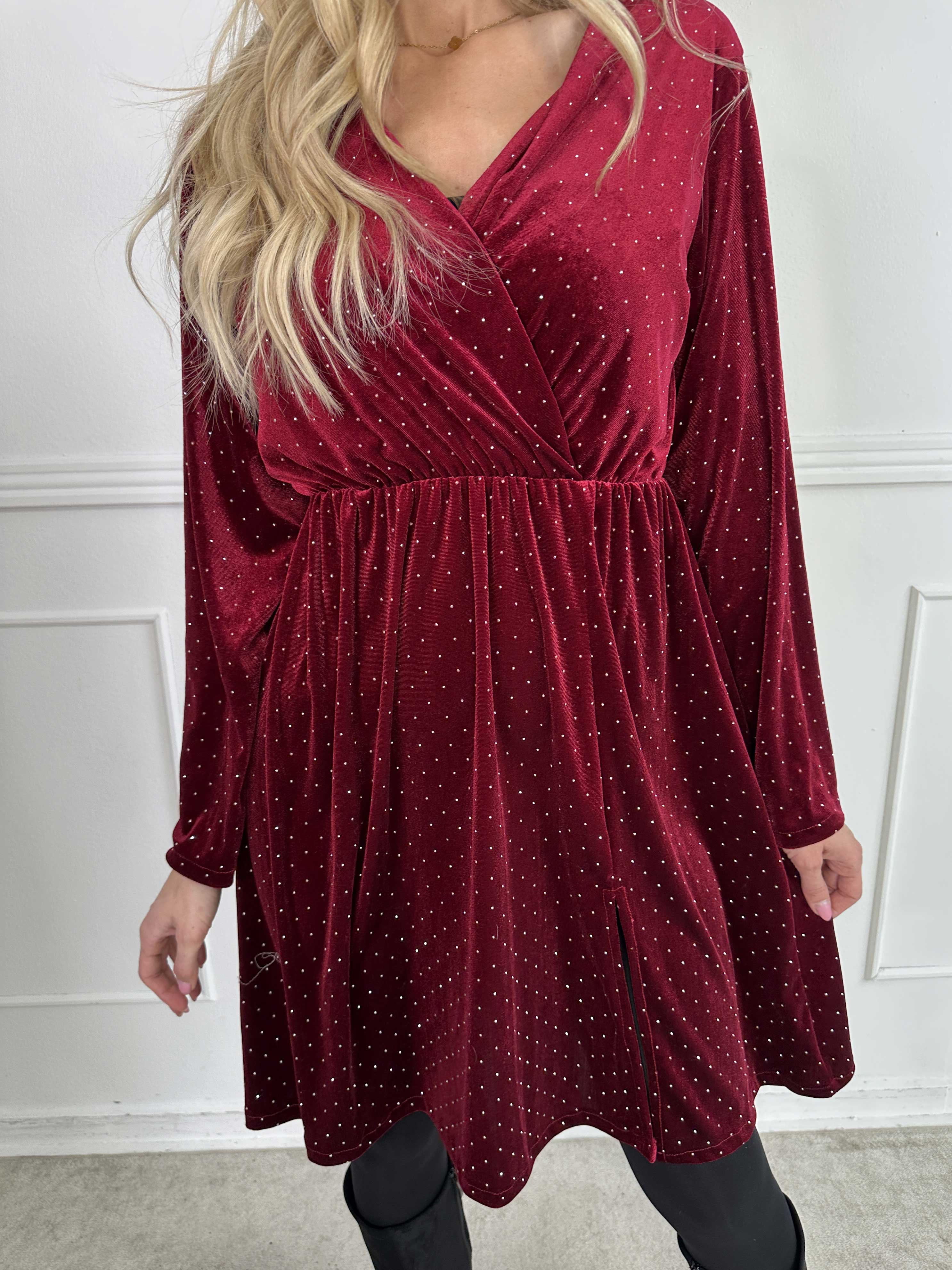 Kristil - Velourkjole med slå-om look og similisten